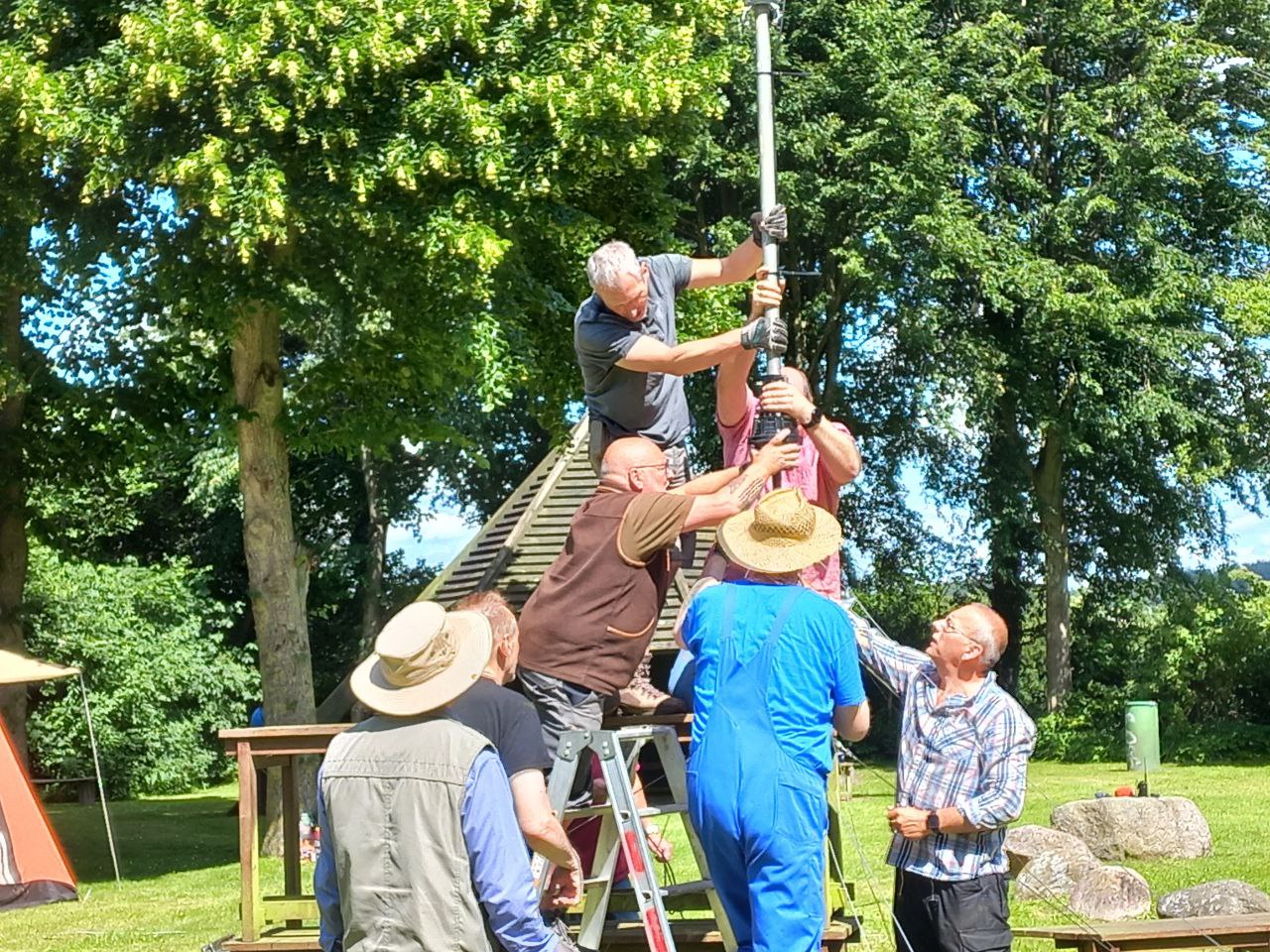 Team des Ortsverband Schleswig M13 stellt Antennenmast auf.
