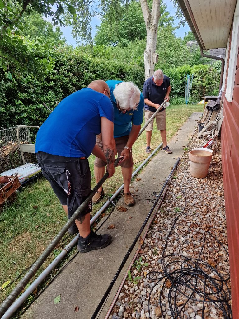 Schleswiger Funkamateure reparieren gemeinsam eine Antenne.