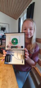 Junge Funkamateurin mit einem selbstgebauten Radiobausatz