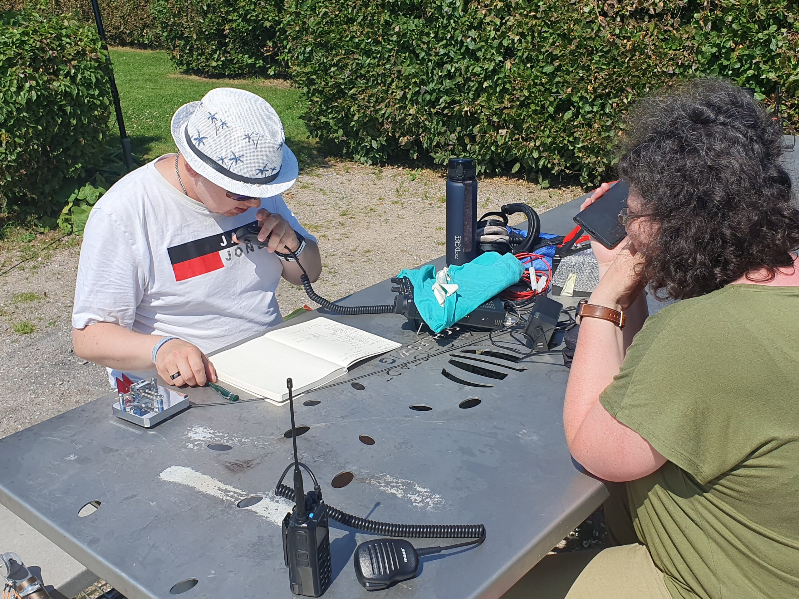 Zwei Funkamateure beim POTA-Betrieb auf den Königswiesen