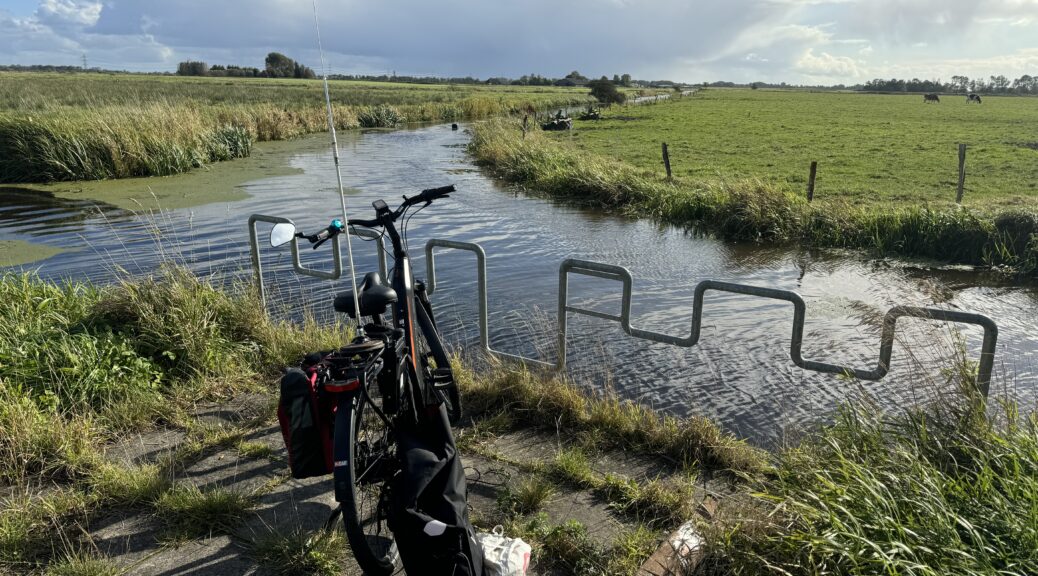 Fahrrad eines Funkamateurs mit Ausrüstung am Wasser.