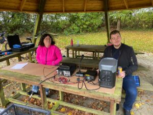 Sabine DA2NM mit Adrian DO4EHM beim POTA-Betrieb