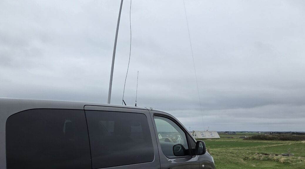 Bus mit einem Glasfibermast und einer endgespeisten Kurzwellenantenne