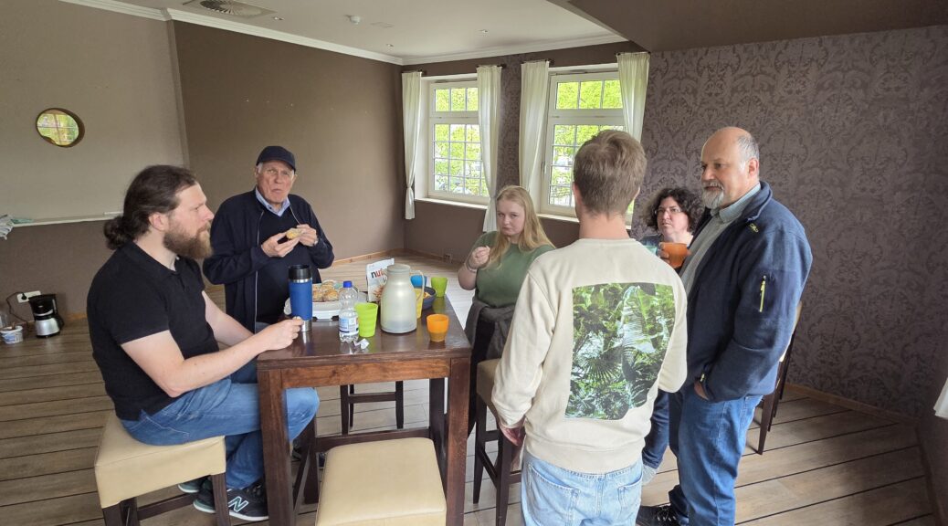 Mehrere Funkamateure des Ortsverbands Schleswig bei einer Kaffeerunde auf dem SH-Treffen.