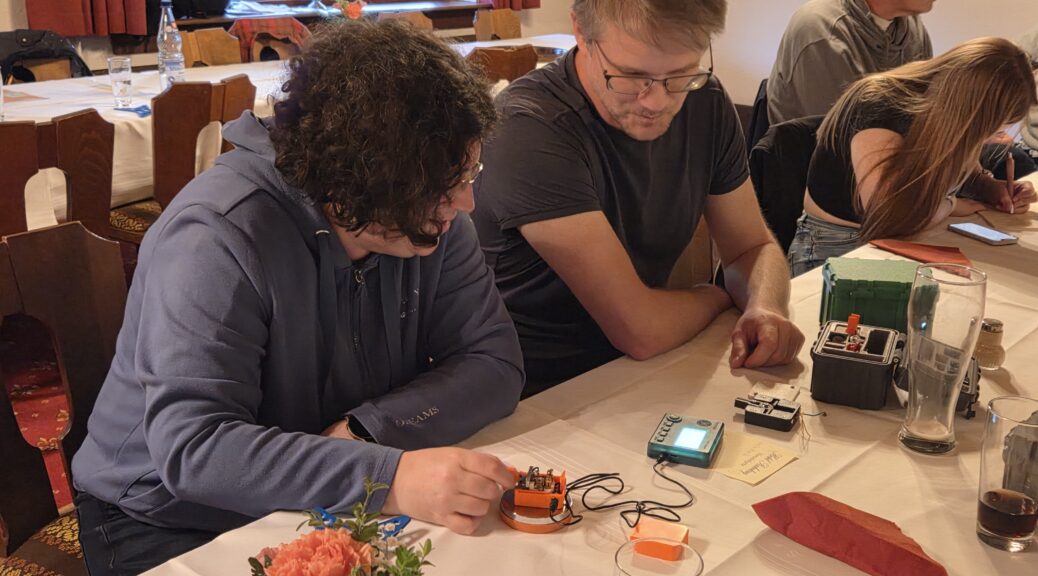 Zwei Funkamateure testen eine selbstgebaute Morsetaste