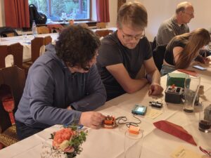 Zwei Funkamateure testen eine selbstgebaute Morsetaste