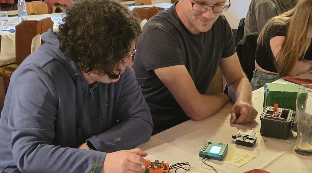Zwei Funkamateure testen eine selbstgebaute Morsetaste