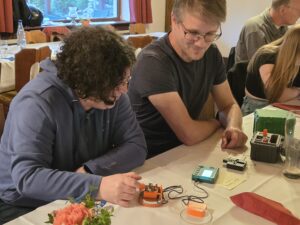 Zwei Funkamateure testen eine selbstgebaute Morsetaste