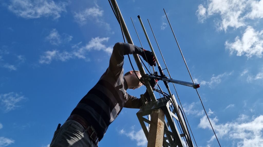 Funkamateur baut einen Antenne an einem Gittermast ab