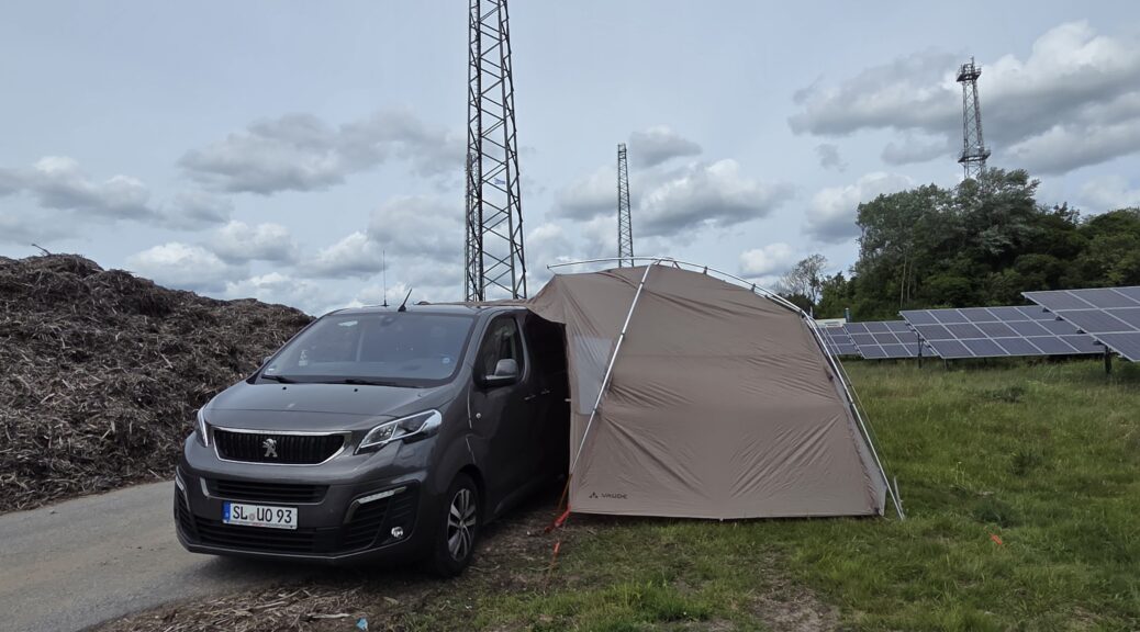Fahrzeug M13 mit Zelt und Antenne auf dem Fielddayplatz Hürup