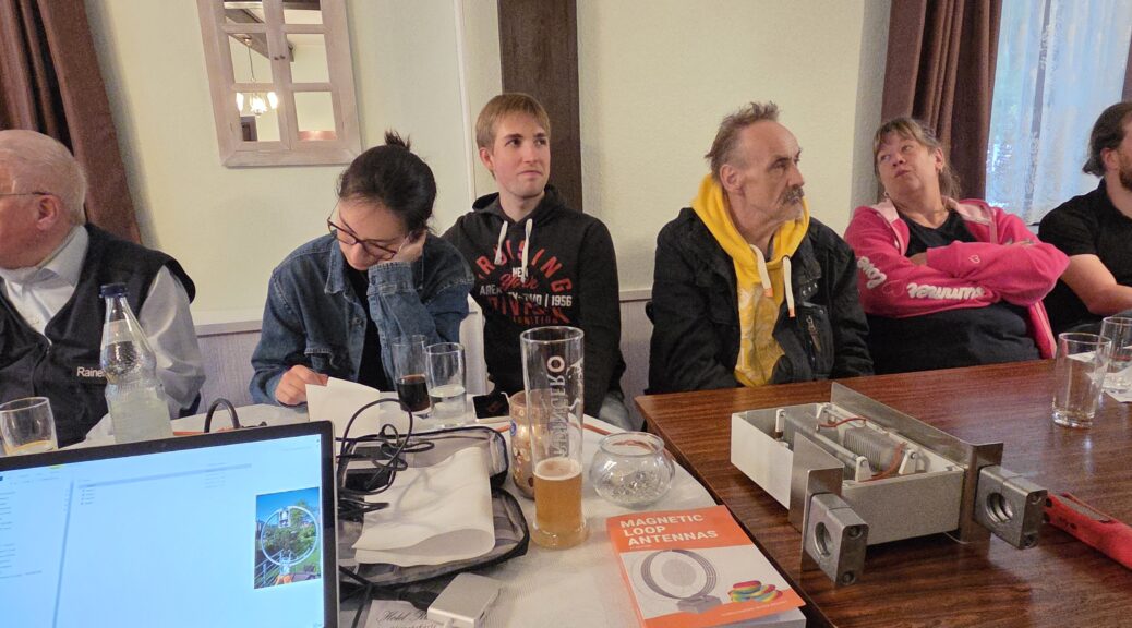 Funkamateure sitzen gemeinsam an einem Tisch im Ruhekrug.