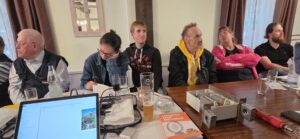 Funkamateure sitzen gemeinsam an einem Tisch im Ruhekrug.
