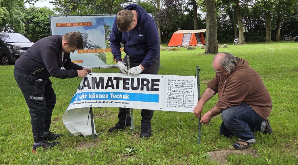 Funkamateure stellen ein Banner mit Informationen zum DARC auf