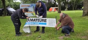 Funkamateure stellen ein Banner mit Informationen zum DARC auf