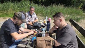 Schleswiger Funkamateure bauen die POTA-Station auf.