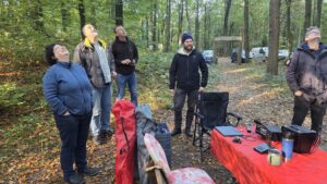 Funkamateure des Ortsverband Schleswig blicken in die Bäume um ihre Drahtantenne zu begutachten