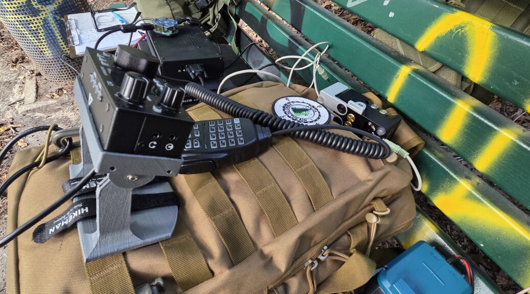 POTA-Rucksack mit einem G90 auf einer Parkbank