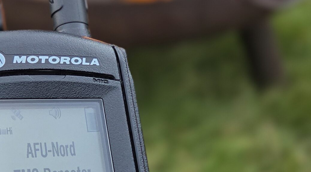 TETRA Handfunkgerät Mexico 13 vor Lagerfeuer