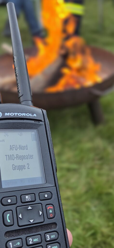 TETRA Handfunkgerät Mexico 13 vor Lagerfeuer