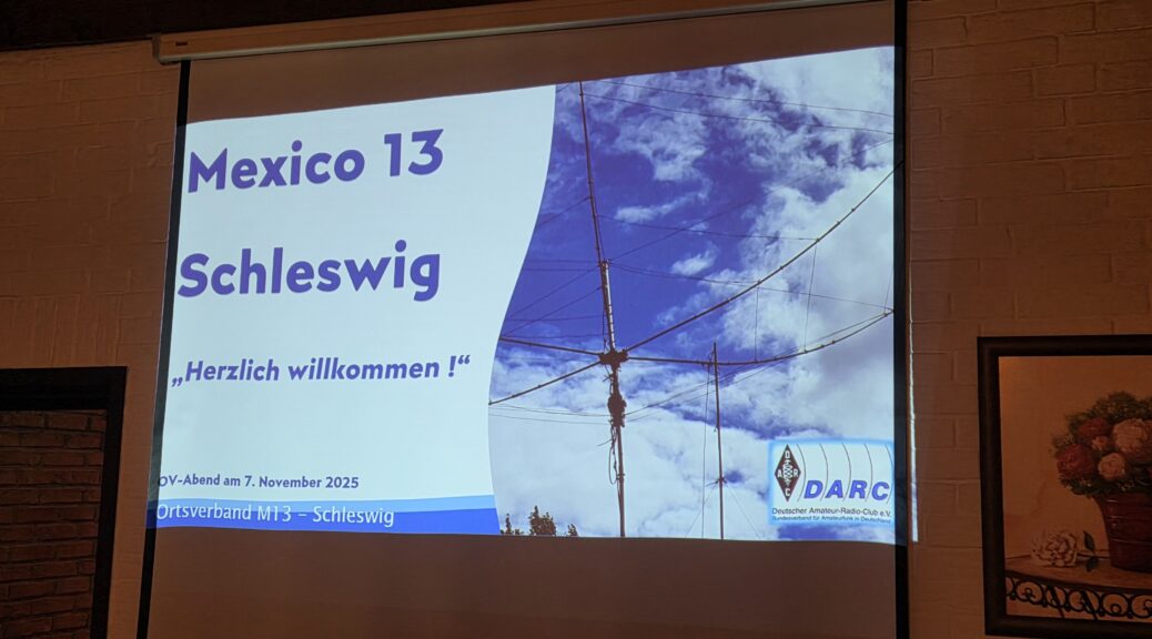 Beamer-Bild am OV-Abend im Ruhekrug in Schleswig im November 2025. Bild mit Antenne.