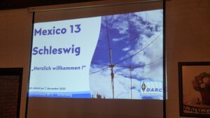 Beamer-Bild am OV-Abend im Ruhekrug in Schleswig im November 2025. Bild mit Antenne.