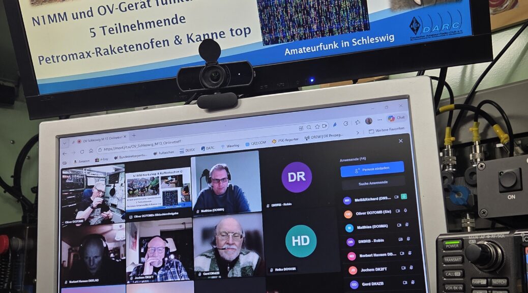 Zwei Monitore mit Bildern des Onlinetreffs der schleswiger Funkamateure M13 im Januar