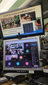 Zwei Monitore mit Bildern des Onlinetreffs der schleswiger Funkamateure M13 im Januar