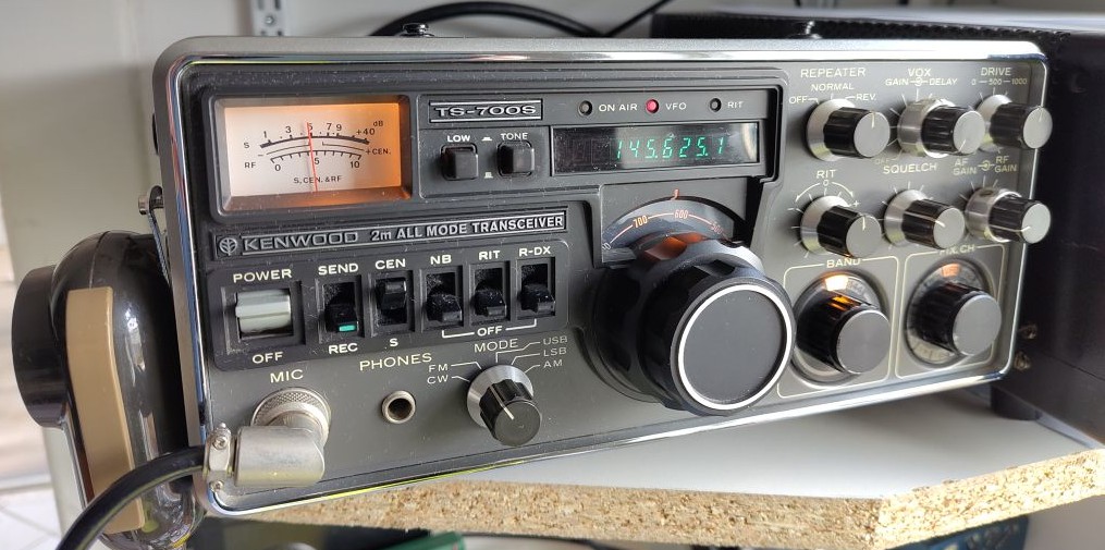 Ein Kenwood TS700S im Regal.