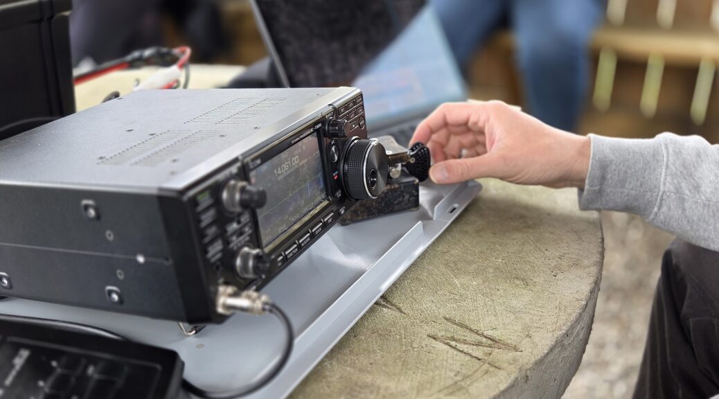 Hand eines Funkamateurs bedient den VFO eines Funkgeräts