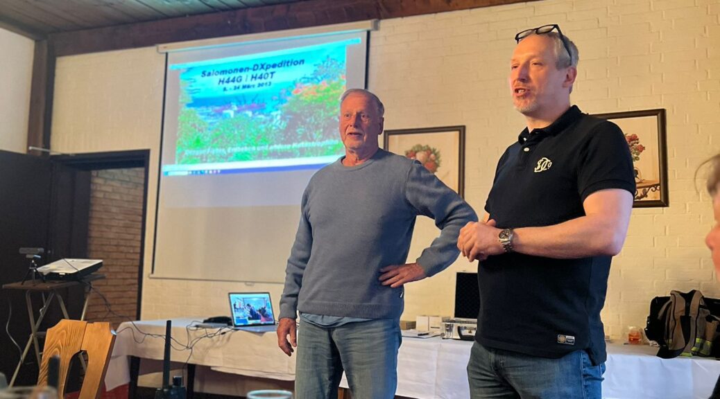 Reiner DL7KL und Oliver DO7OMB vor der Beamerleinwand mit dem Reisevideo.