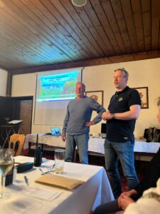 Reiner DL7KL und Oliver DO7OMB vor der Beamerleinwand mit dem Reisevideo.