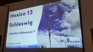 Leinwand mit Beamerbild OV-Abend im Mai. DAs Bild zeigt Datum und eine Antenne.