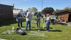 Funkamateure des Ortsverbands Schleswig überprüfen einen Hexbeam