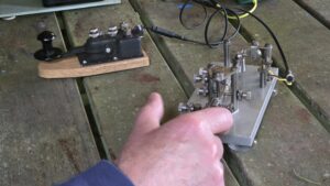Hand eines Funkamateurs des Ortsverbands M13 an einer Morsetaste