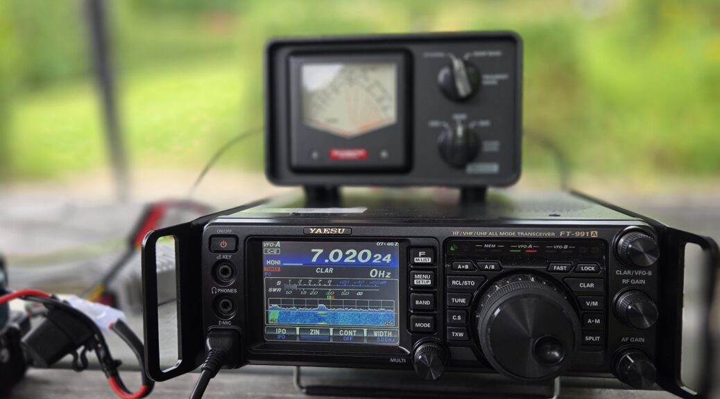 Yaesu FT991 Funkgerät des Ortsverbandes steht betriebsbereit auf einem Tisch