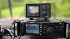 Yaesu FT991 Funkgerät des Ortsverbandes steht betriebsbereit auf einem Tisch