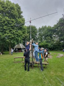 Schleswiger Funkamateure richten einen UKW-Langyagi auf dem Fielddayplatz Nübel auf