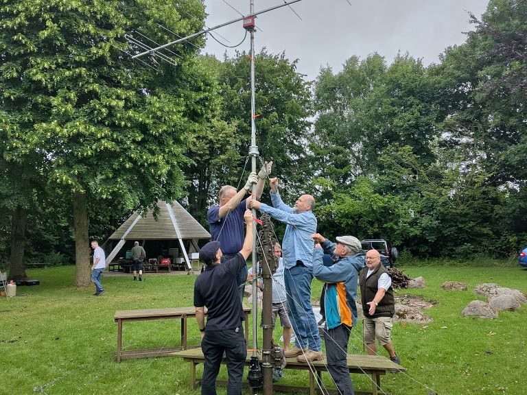 Schleswiger Funkamateure richten einen UKW-Langyagi auf dem Fielddayplatz Nübel auf