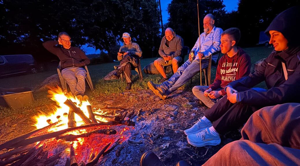 Schleswiger Funkamateure sitzen am Lagerfeuer