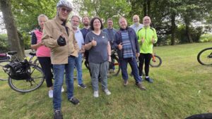 Mehrere schleswiger Funkamateure als Gruppenbild vor der Fahrt