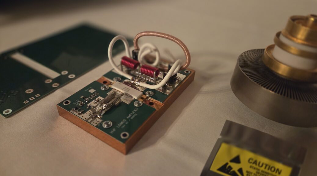 Selbstbauendstufe von DK2FT. Transistor auf Messingplatte.