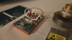 Selbstbauendstufe von DK2FT. Transistor auf Messingplatte.